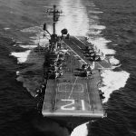 -USS_Hornet_(CVS-12)_underway_at_sea_on_9_August_1968_(USN_1116887)